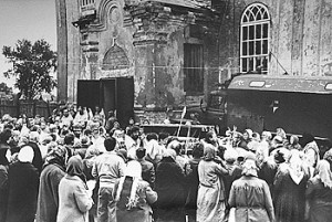 Крестный ход с обретенными мощами праведного Симеона Верхотурского вокруг Спасского храма в Свердловске. 25 мая 1989 г.